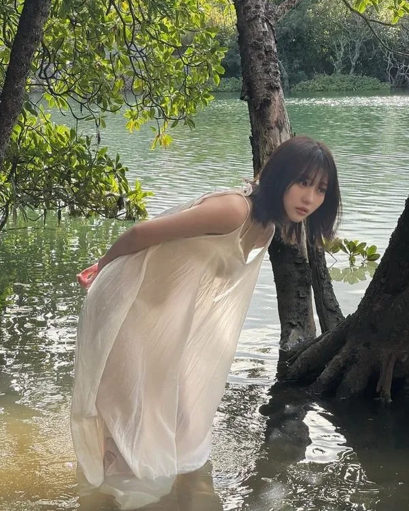 Ảnh khỏa thân nghệ thuật bên bờ hồ, ánh sáng dịu