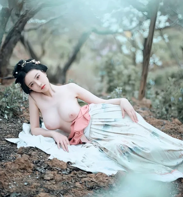 Ảnh ngực to không che hờ hững, đường cong mê hoặc