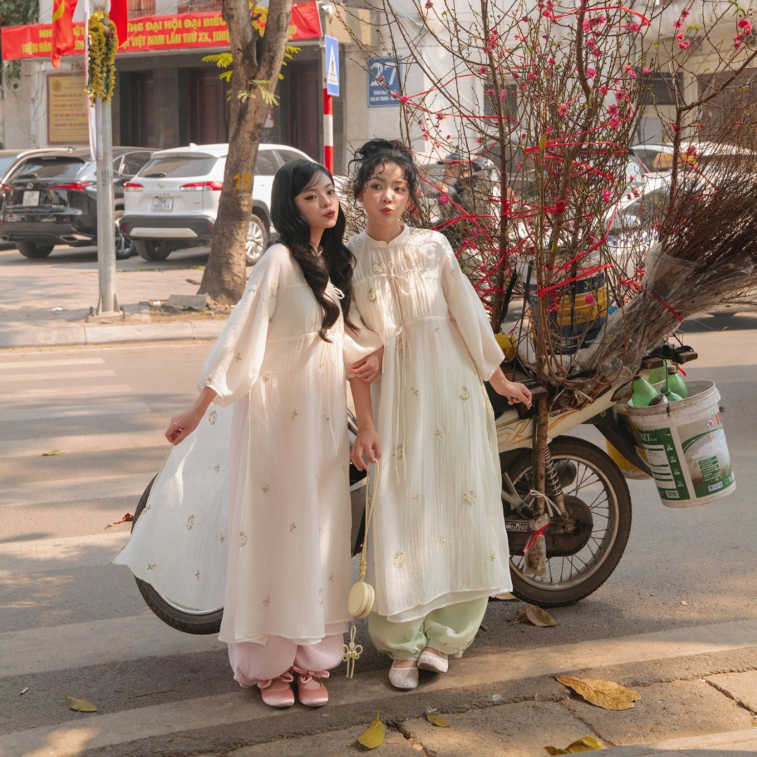 Áo dài Bông Mai với họa tiết hoa mai cách điệu, tông màu da