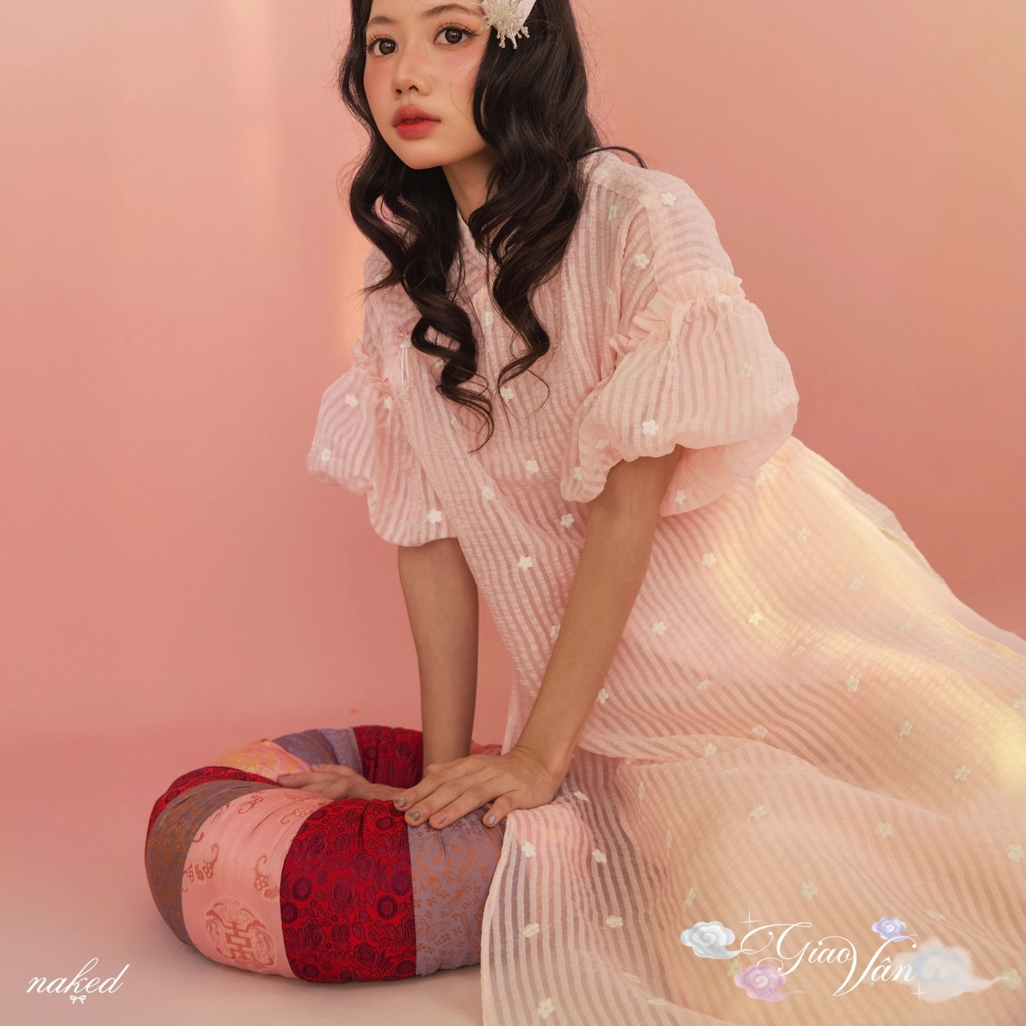 Áo dài Em Hoa Mơ với chất liệu nhẹ nhàng, màu hồng da