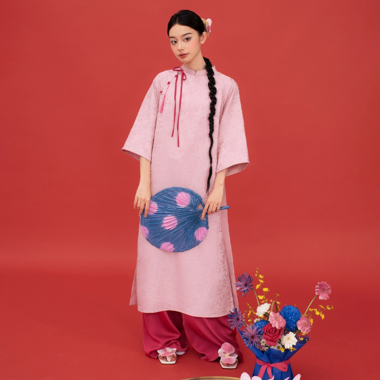 Áo dài Hồng Cẩm, chất liệu mềm mại, tôn dáng