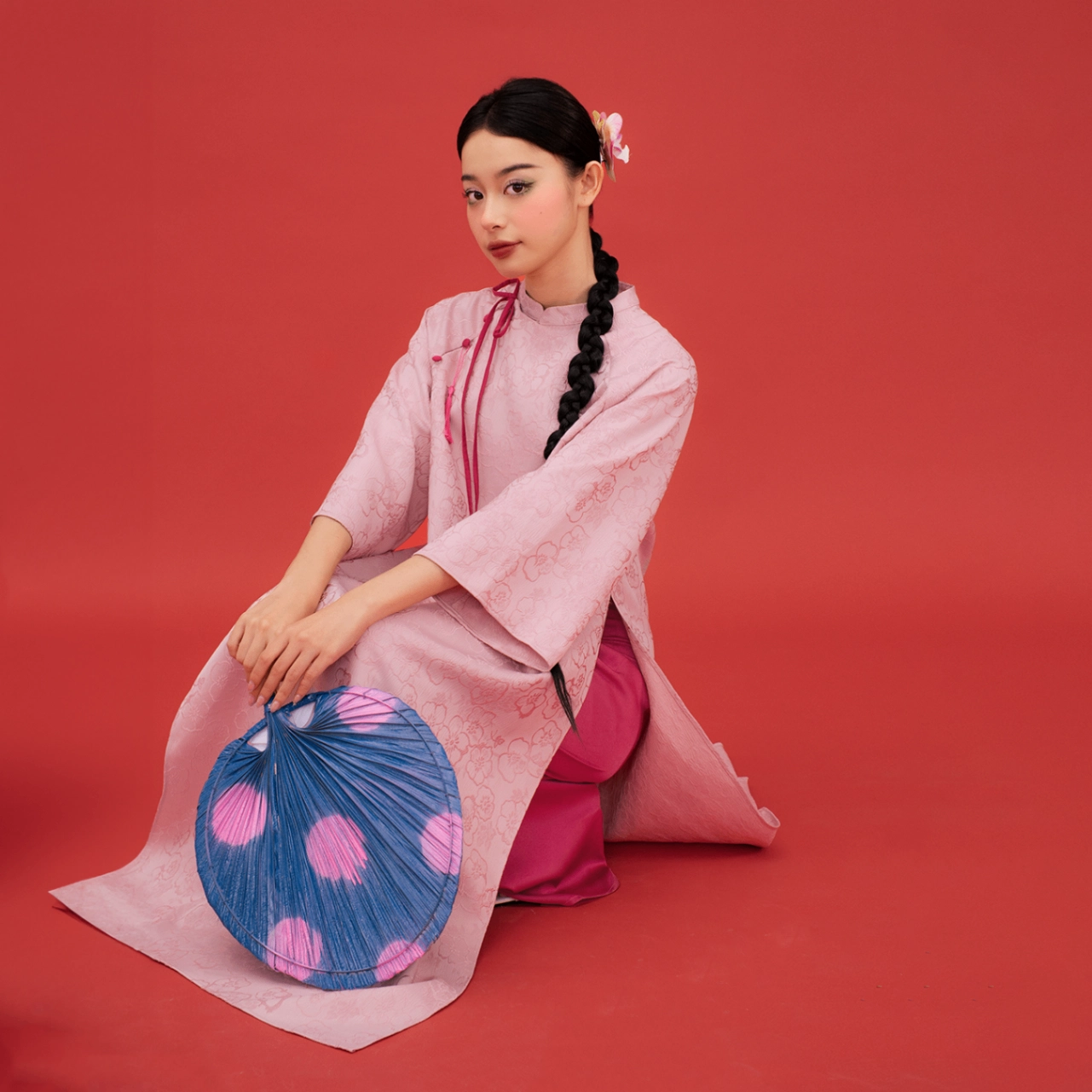 Áo dài Hồng Cẩm, sắc nude pha hồng đất thời thượng