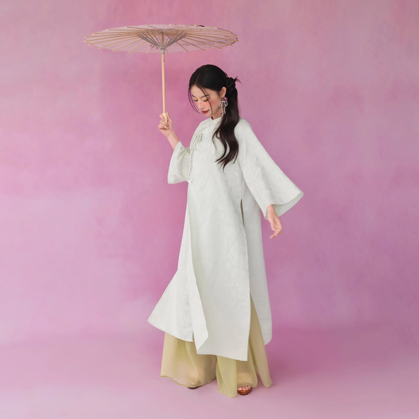 Áo dài Như Ngọc, vẻ đẹp thanh tao trong tông màu da