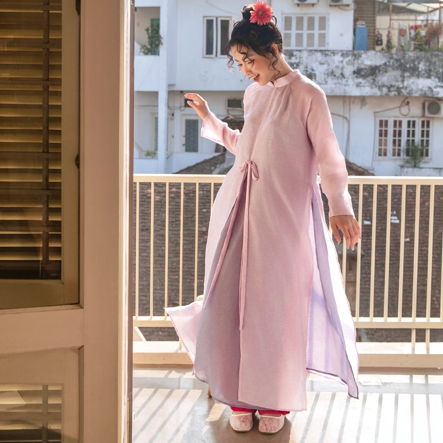 Áo dài nude cách tân với họa tiết tinh xảo và phom dáng mềm mại