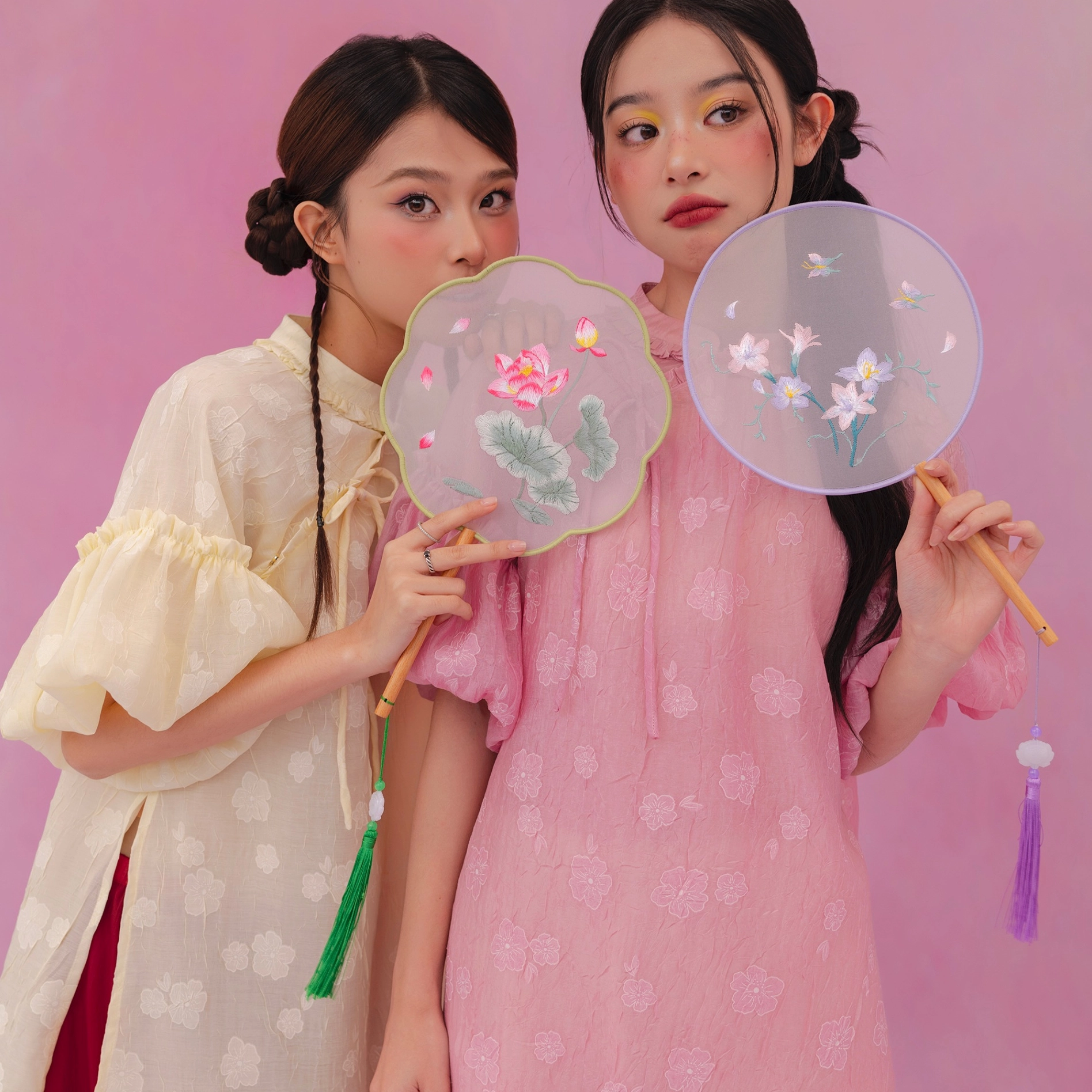 Áo dài nude thêu hoa tinh xảo, mang phong cách sang trọng