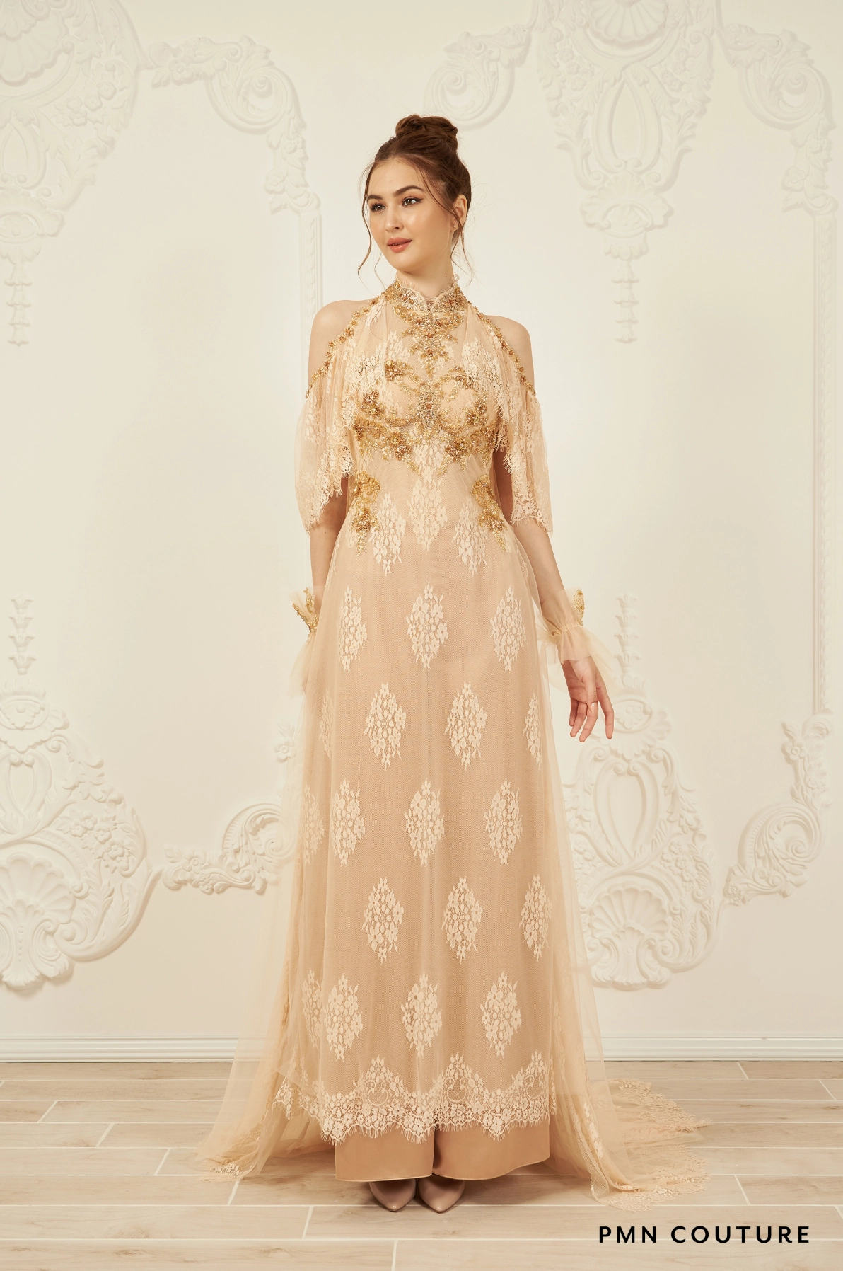 Áo dài nude với cổ áo cách điệu, phom dáng bay bổng