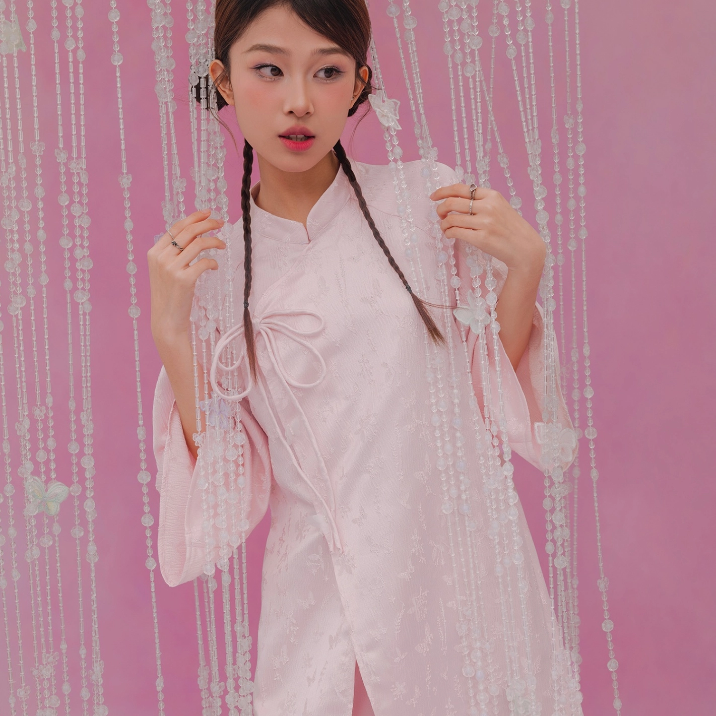 Áo dài nude với hoa văn chìm tinh xảo, sự kết hợp giữa truyền thống và hiện đại