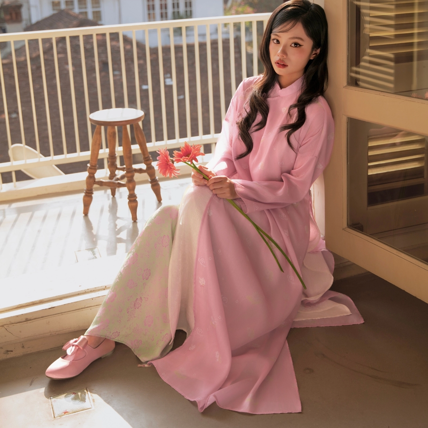 Áo dài Tường Vân, sự pha trộn tinh tế của sắc nude và các họa tiết