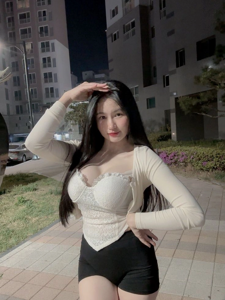 Cô gái với vẻ đẹp ngực đầy quyến rũ, mê hoặc