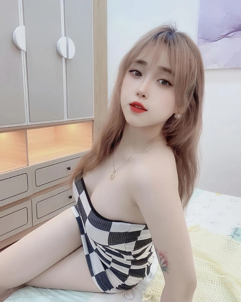 Gái livestream <strong>khoe vú</strong> trắng đẹp