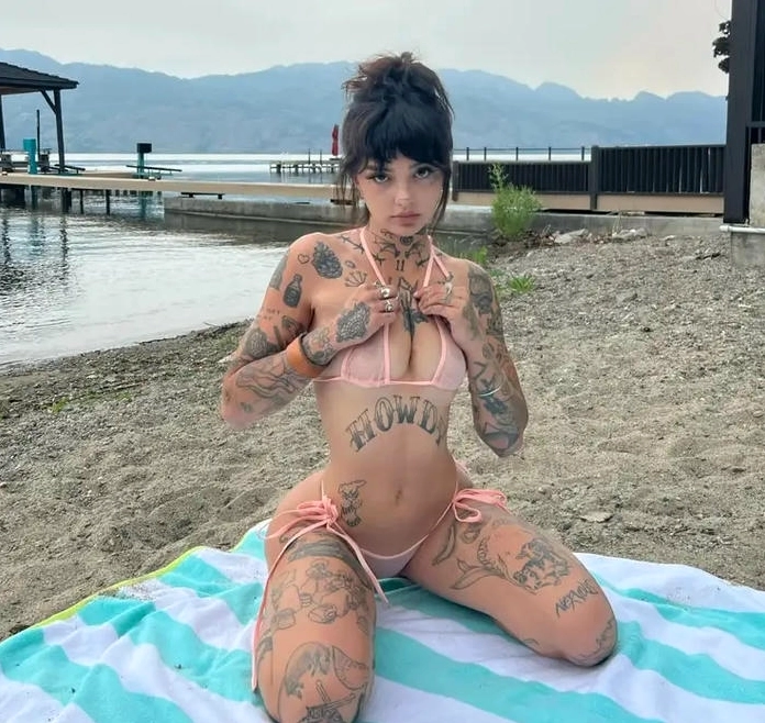 Gái Nga xăm trổ khoe body cuốn hút