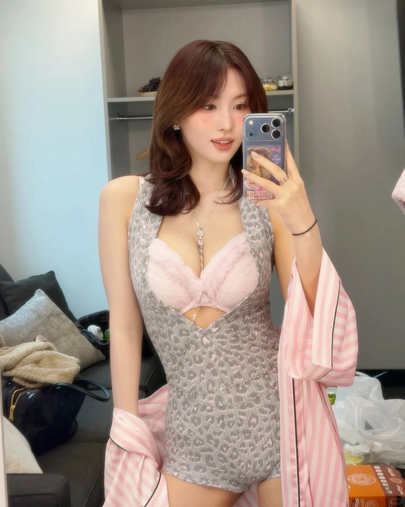 Gái xinh Hàn Quốc mặc bikini đi biển