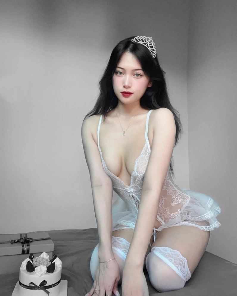 Gái xinh mặc áo ren <strong>khoe vú</strong> gợi cảm