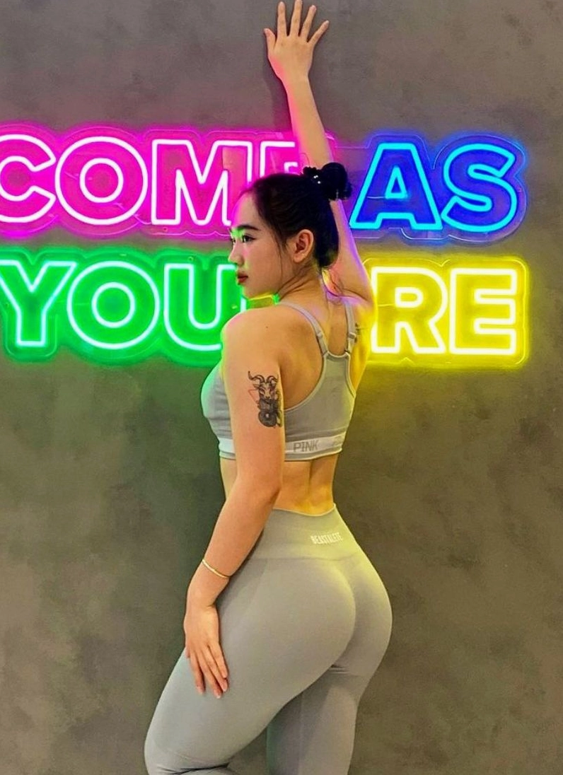 Gái xinh mông to rạng rỡ trong phòng tập