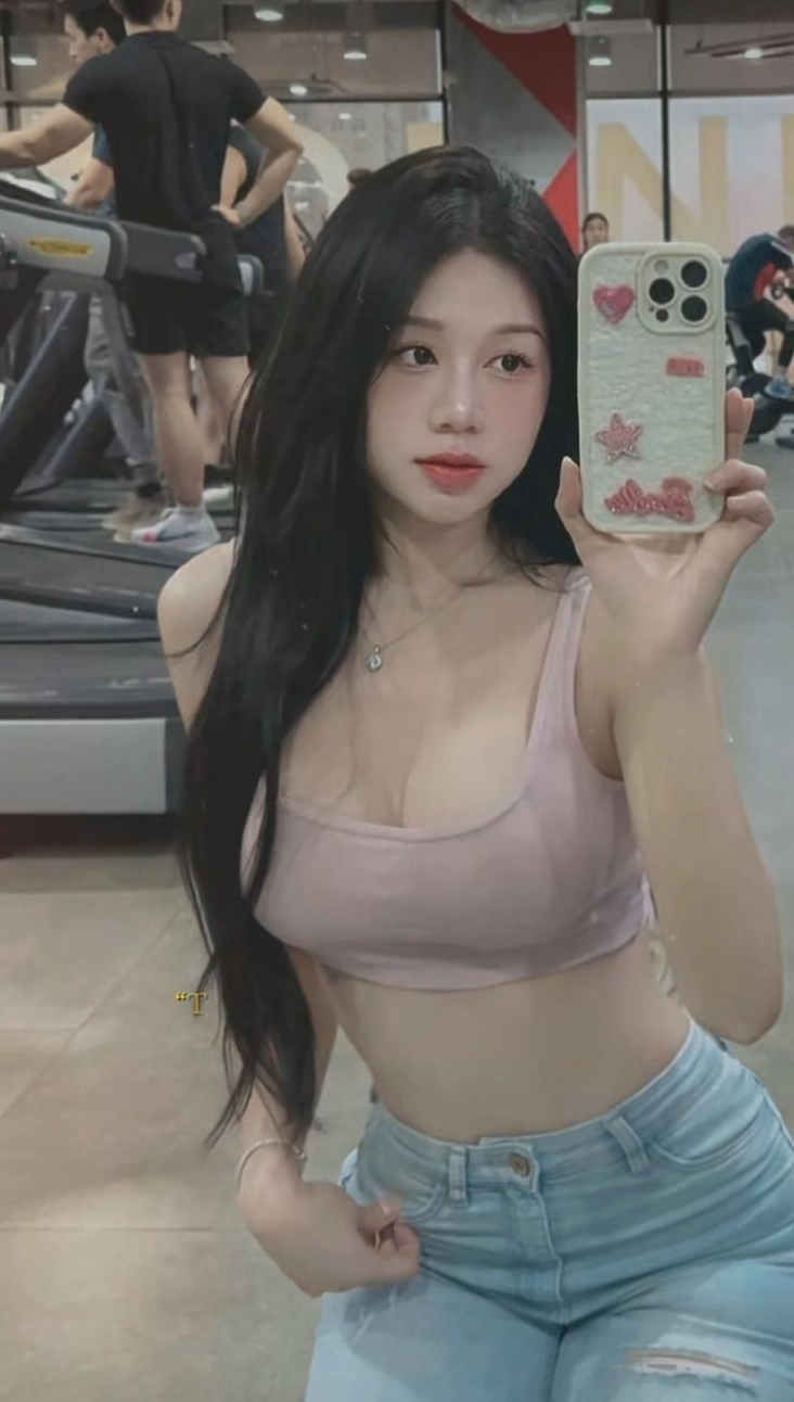 Gái xinh tự tin khoe ngực sexy, cuốn hút