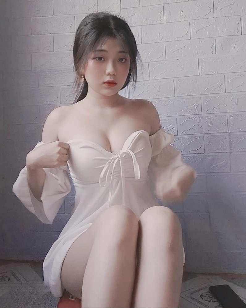 Hình gái đẹp khoe cặp ngực khủng, đầy đặn và quyến rũ