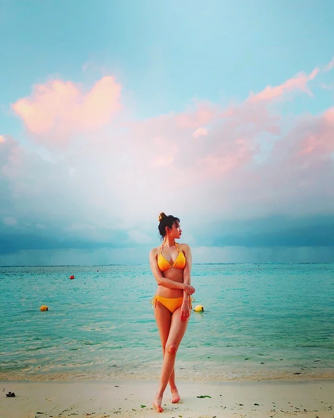 LE của EXID trong bộ trang phục biểu diễn năng động và gợi cảm