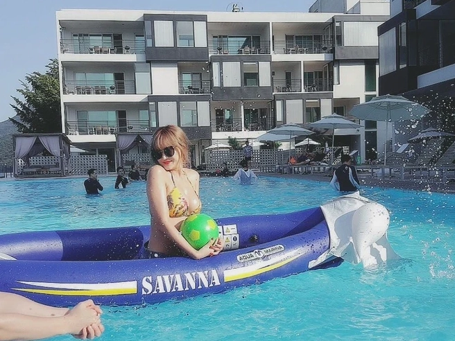 LE (EXID) đầy cá tính với trang phục biểu diễn khoe vòng một cuốn hút