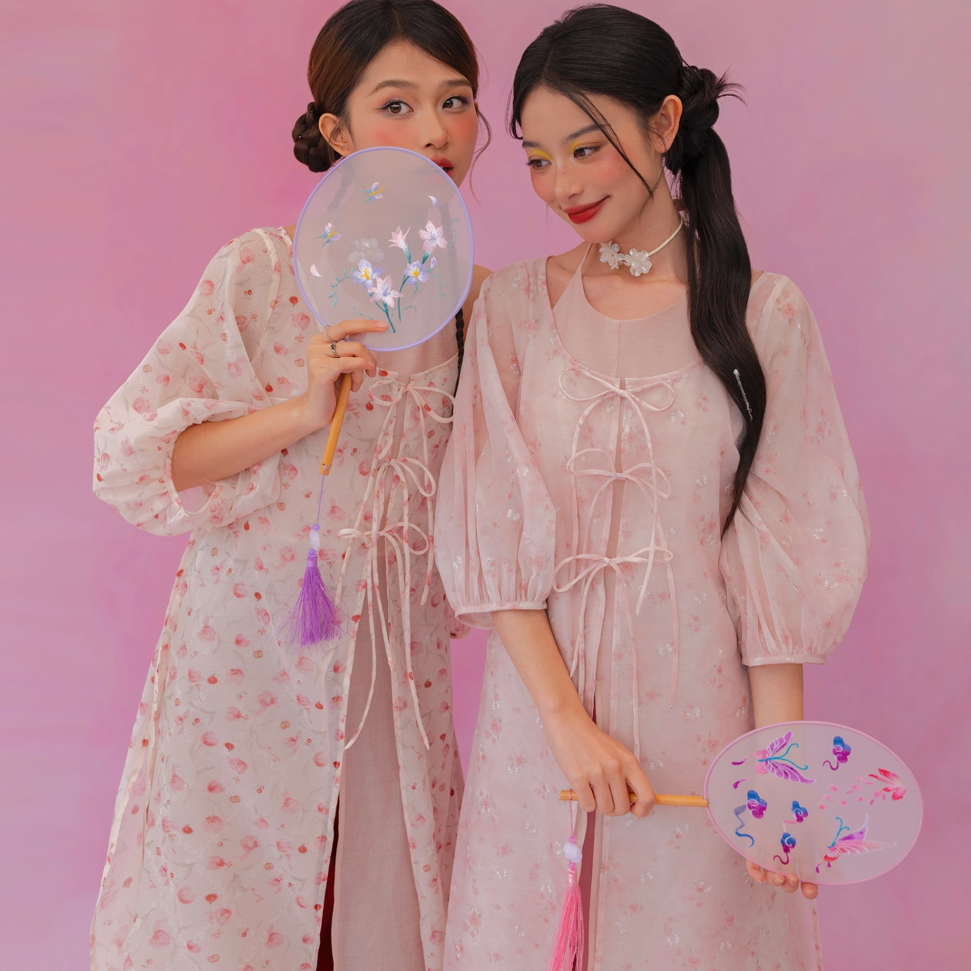 Mẫu áo dài nude với phom dáng ôm sát, tôn đường cong quyến rũ