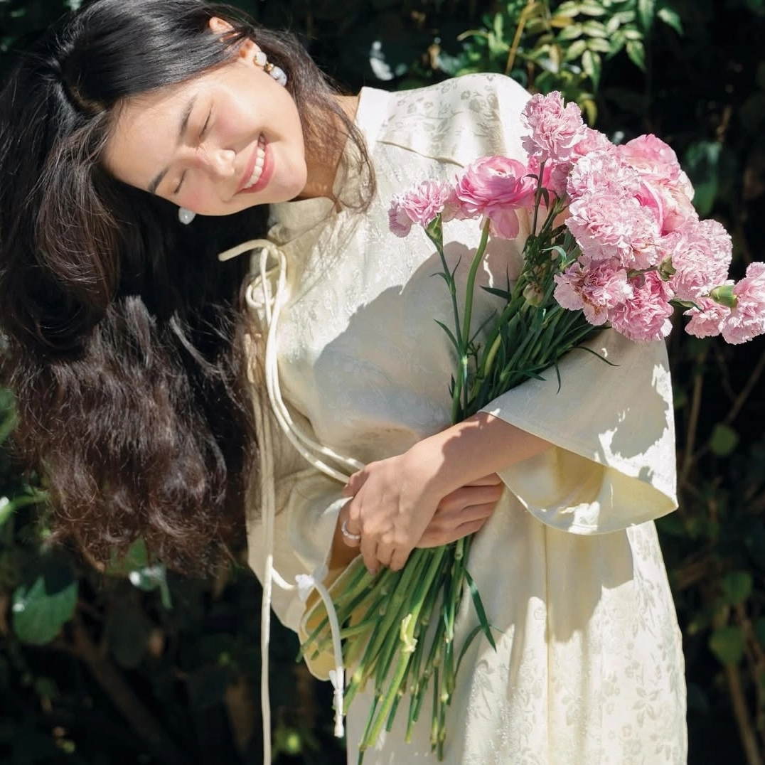 Mẫu áo dài Vành Khuyên, thiết kế độc đáo và hiện đại