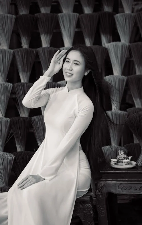 Miễn phí Một người phụ nữ Việt Nam mặc áo dài ngồi duyên dáng bên cạnh những nén hương truyền thống. Ảnh lưu trữ