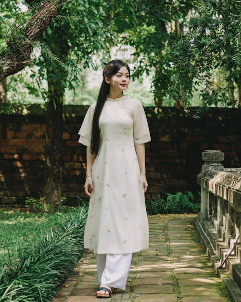 Miễn phí Người Phụ Nữ Mặc áo Dài Truyền Thống ở Văn Miếu Ảnh lưu trữ