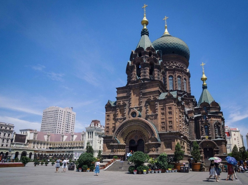 Một ngôi làng cổ kính ẩn mình giữa núi non xanh biếc, đại diện cho Ảnh thiên nhiên trung quốc bình dị