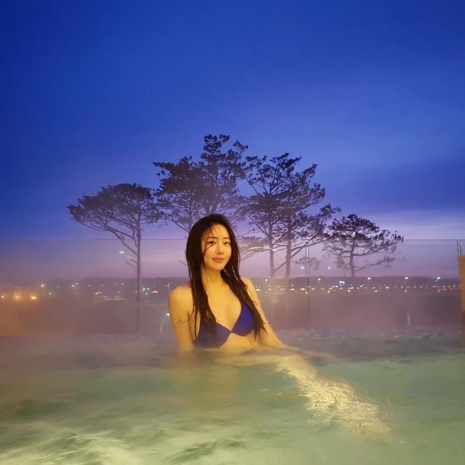 Subin (Dal Shabet) với phong cách gợi cảm, khoe đường cong hình thể