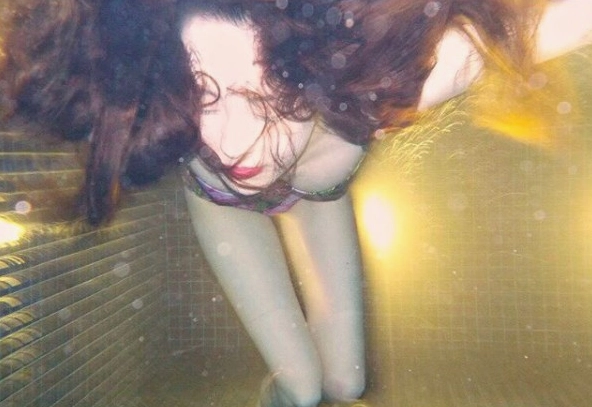 Sunmi với trang phục biểu diễn khoe vòng một đầy đặn tại sự kiện Kpop