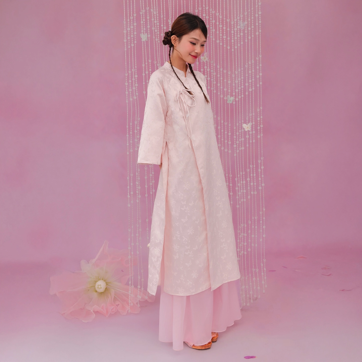 Thiết kế áo dài nude đơn giản nhưng không kém phần cuốn hút