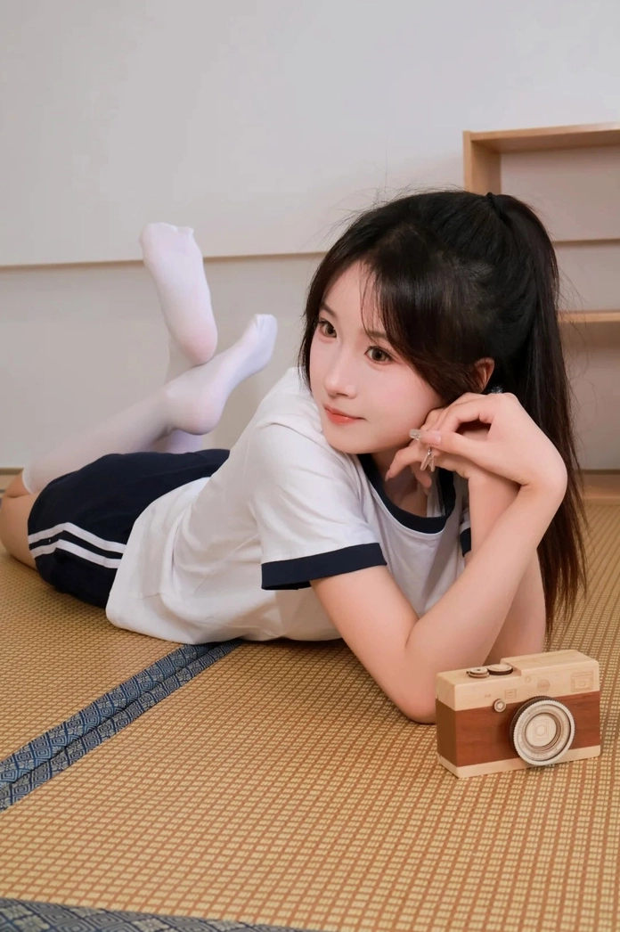 Cô gái Nhật Bản trong trang phục đồng phục